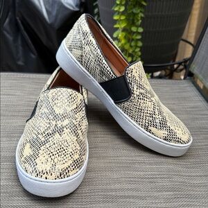 Vionic Demetra Croc Size 6 Slip-On Loafers